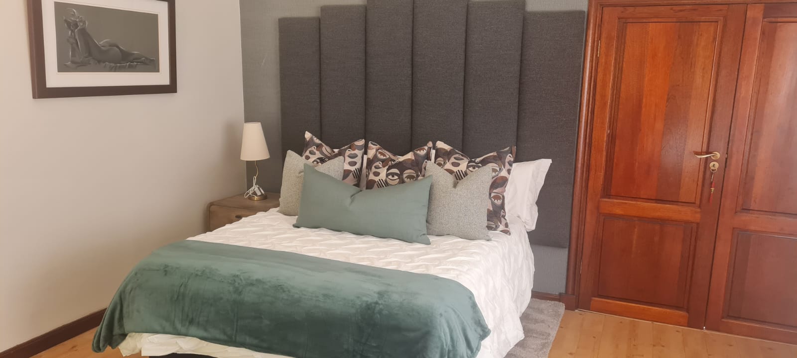 Classic Bedroom Headboard & Linens