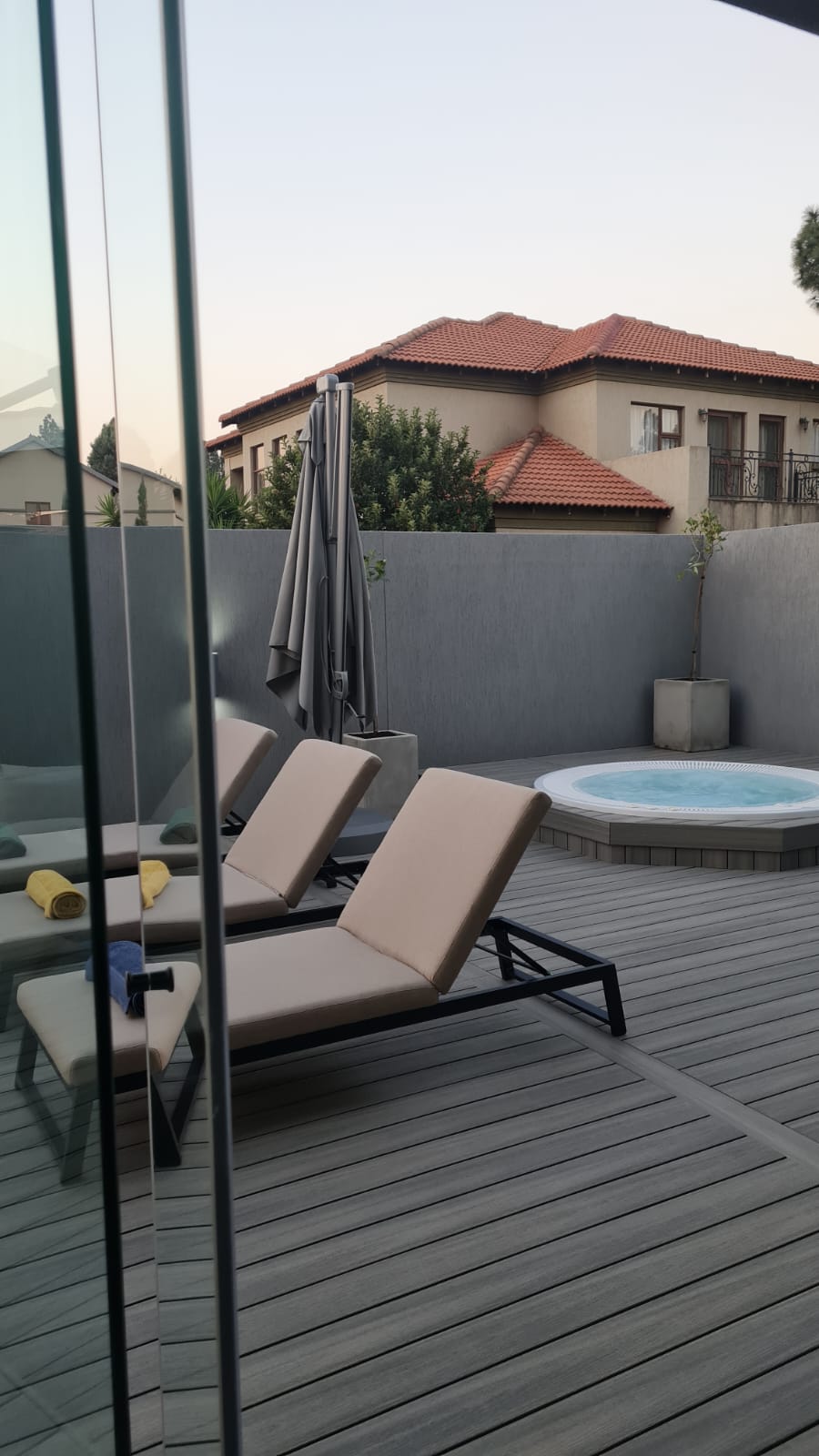 Poolside Deck & Lounger Styling