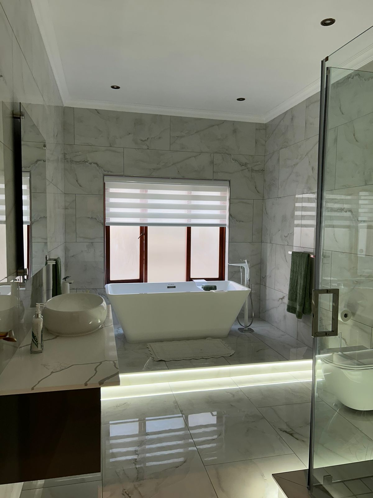 Freestanding Bath & Marble Bathroom Suite
